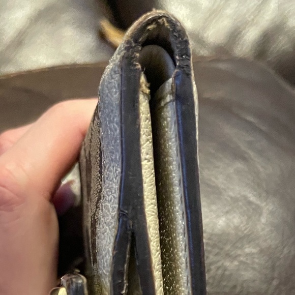 Gucci Bi-Fold Cream/Beige Monogram Wallet - Picture 6 of 13